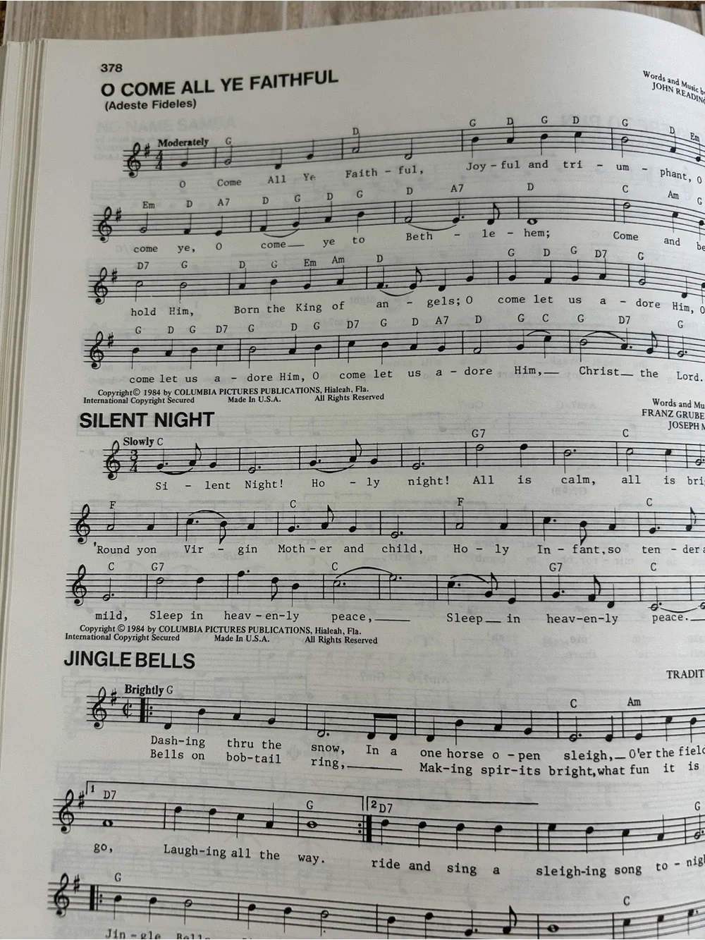 Columbia's Colossal Fake Book (Paperback Sheet Music) Over 1000 songs, Columbia